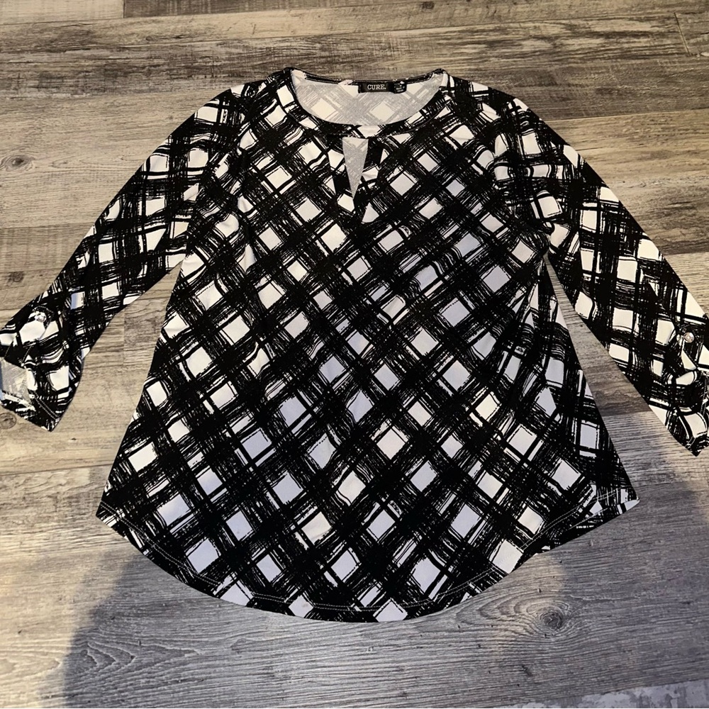 Chic Black and White Grid Blouse